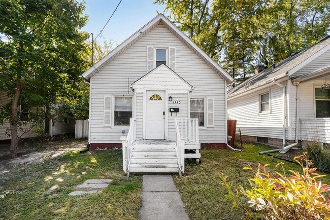 Building Photo - Centrally Located to Downtown Lansing