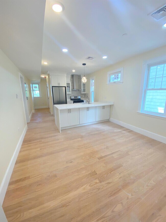 Building Photo - 32 Putnam Ave Unit 2