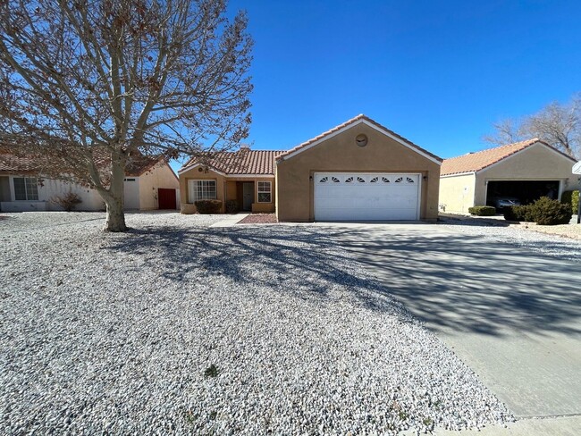 3 BEDROOM HOME CLOSE TO MOJAVE RD. WEST OF... - 3 BEDROOM HOME CLOSE TO MOJAVE RD. WEST OF...