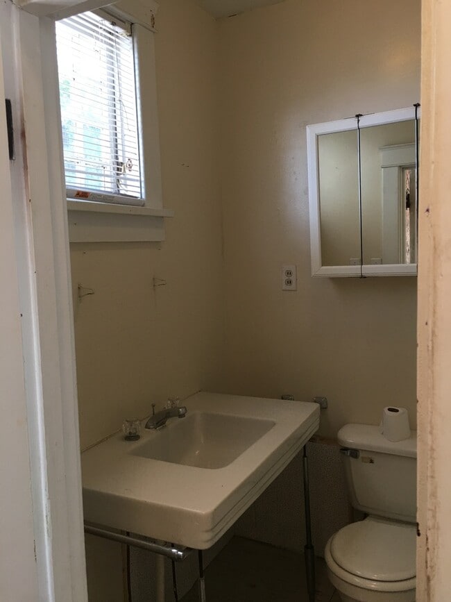 Photo - 1 Bedroom Apartment Downtown - Parking & ALL UTILITIES INCLUDED! Unit C