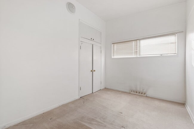 Photo - 1704-1748 48 Ave SW