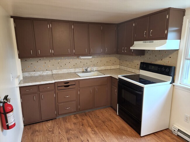 Kitchen. - 1918 Rosemore Ave Unit B