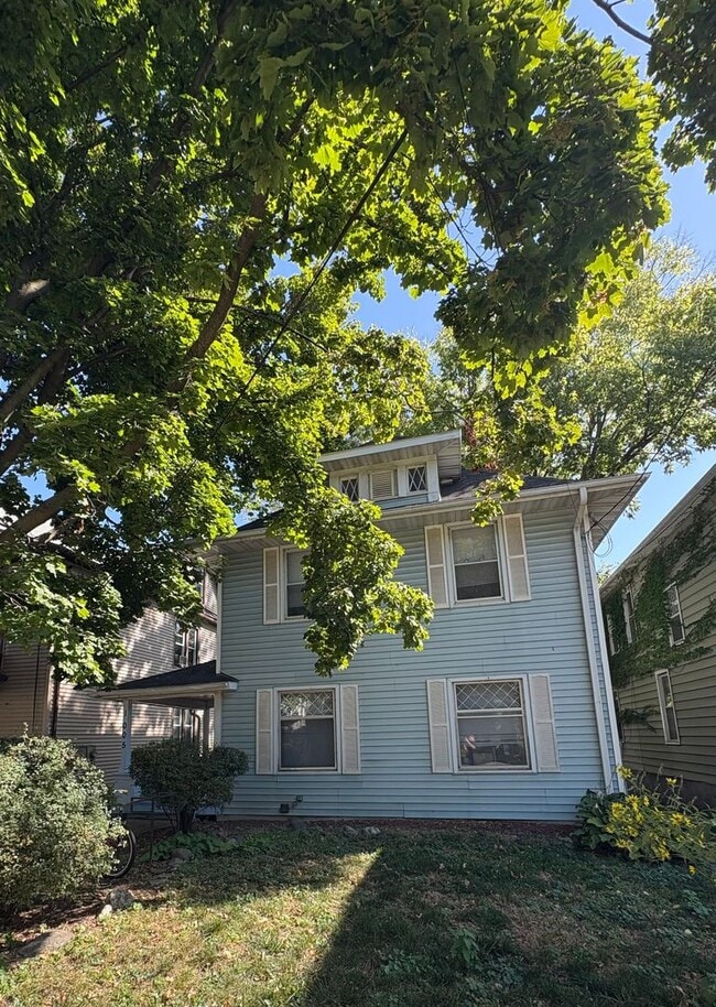 Building Photo - Spacious 5BR/2.5BA Home in Madison - Avail...
