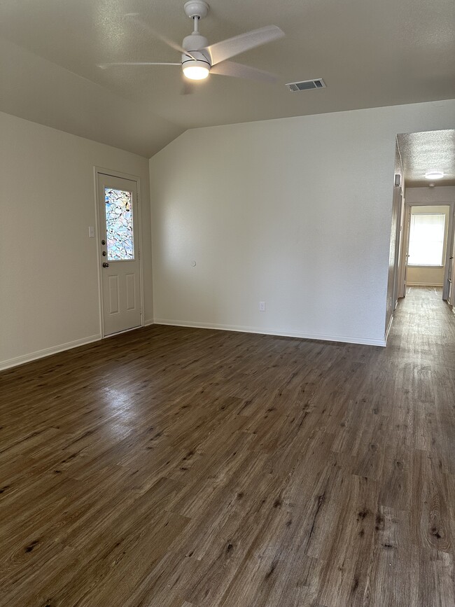 Photo - 401 Topeka Ct