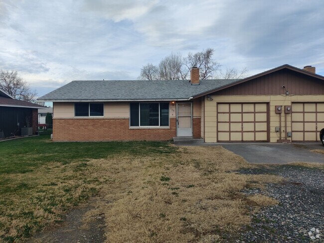 Building Photo - Duplex with garage and fenced yard and upd... Rental