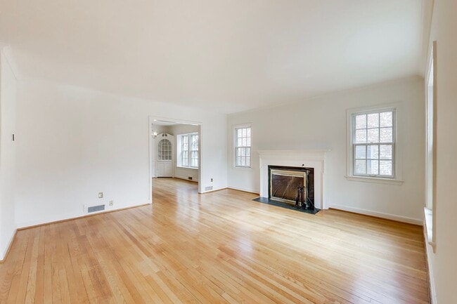 Photo - NW DC locale...3 level - 2/2.5 w/ off street parking - 16 months only
