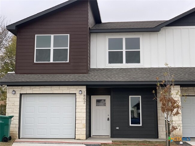 Building Photo - 1862 Royal Loop