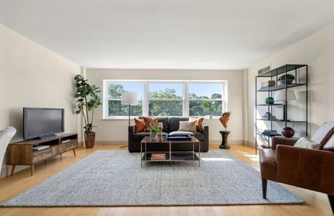 Building Photo - 1600 Beacon St Unit 808