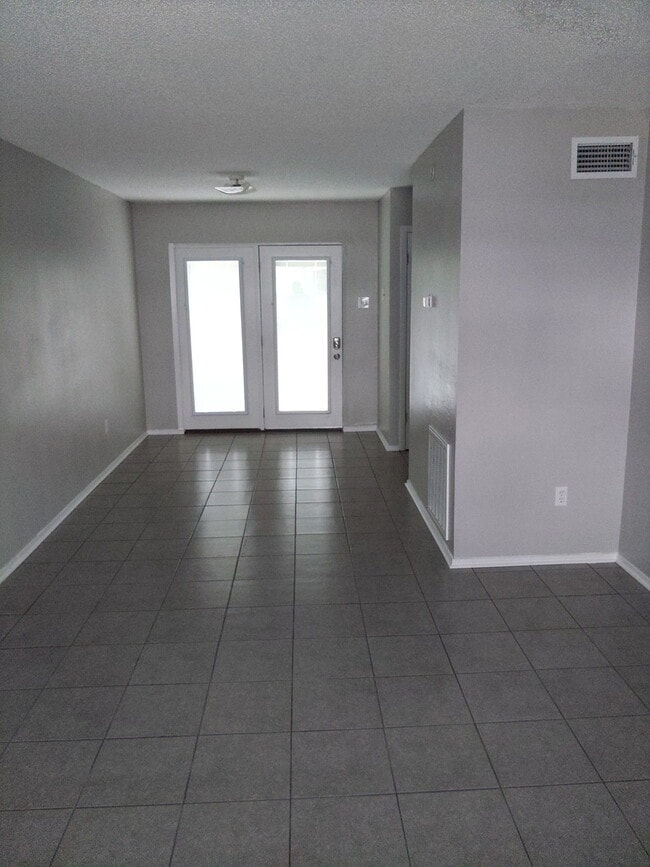 Photo - 110 Omega St