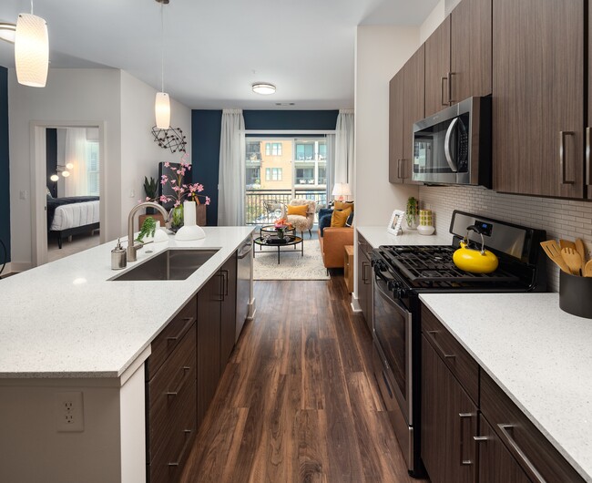 Interior de apartamento contemporáneo con cocina de diseño y espacio habitable conectado - 675 N. Highland