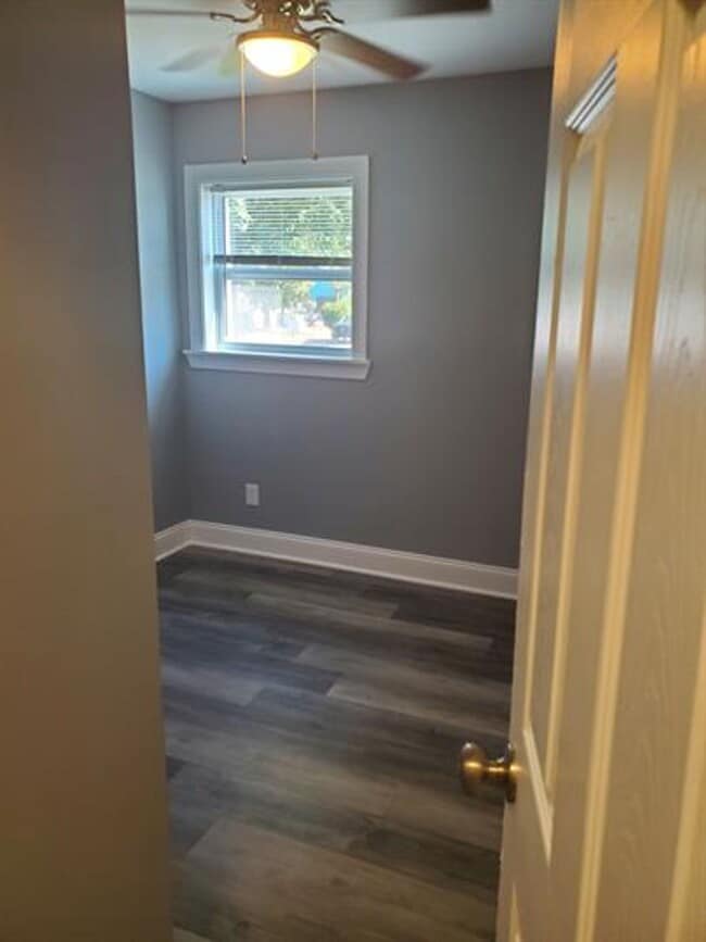 1607 Division St Unidad 3B Available $650