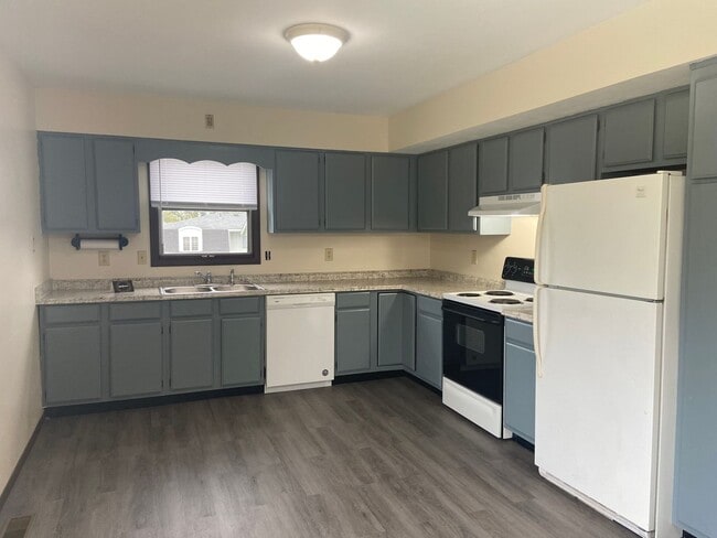 Building Photo - 4130-4136 Canterbury Dr Unit 4130