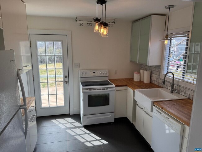 Photo - 402 Harris Rd