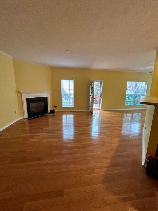 Photo - 100 Henson Pl