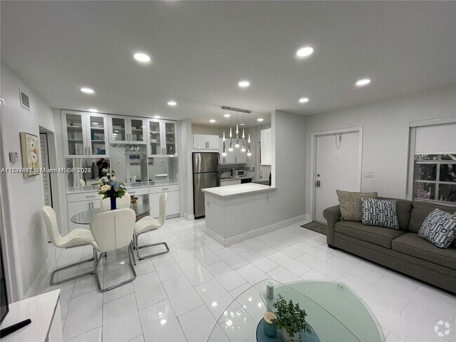 Building Photo - 1407 NE 56th St Unit 103 Rental