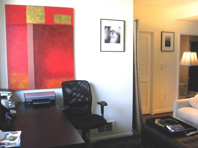 Building Photo - 260 King St Unit Junior Bedroom