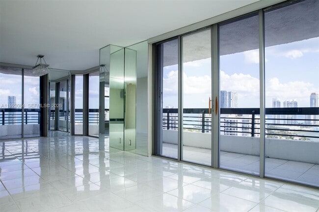 Photo - 3500 Mystic Pointe Dr Unidad 3506