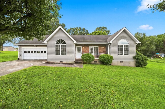 Building Photo - Charming Newton Ranch: 3BR/2BA with Garage & Large Yard