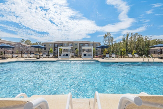 Piscina de agua salada en Preston Park Apartments en Burlington, Carolina del Norte - Preston Park Apartments