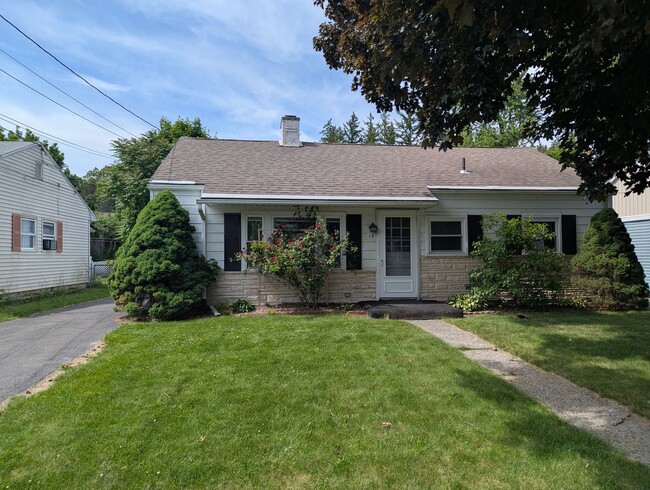 Building Photo - 3 Bedroom, 1 bath Single Family home for rent close to Uptown Kingston NY