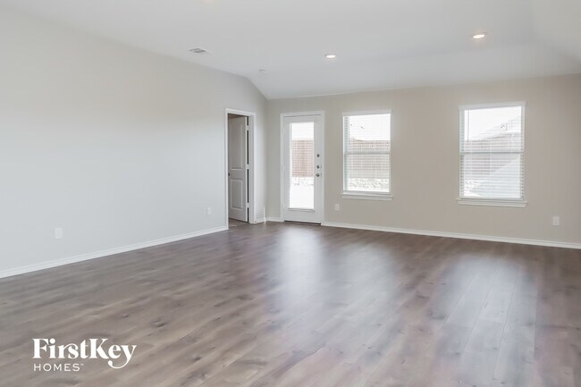 Photo - 807 Community Way