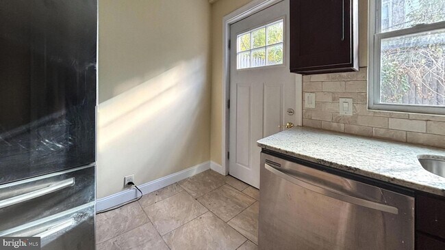 Photo - 2338 Cross St