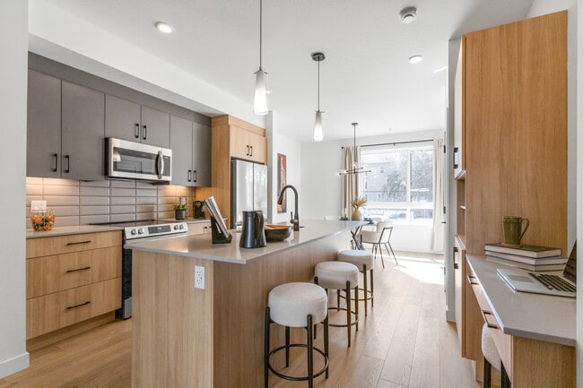 Building Photo - 9817-9153 153 St NW Unit MAIN 9817