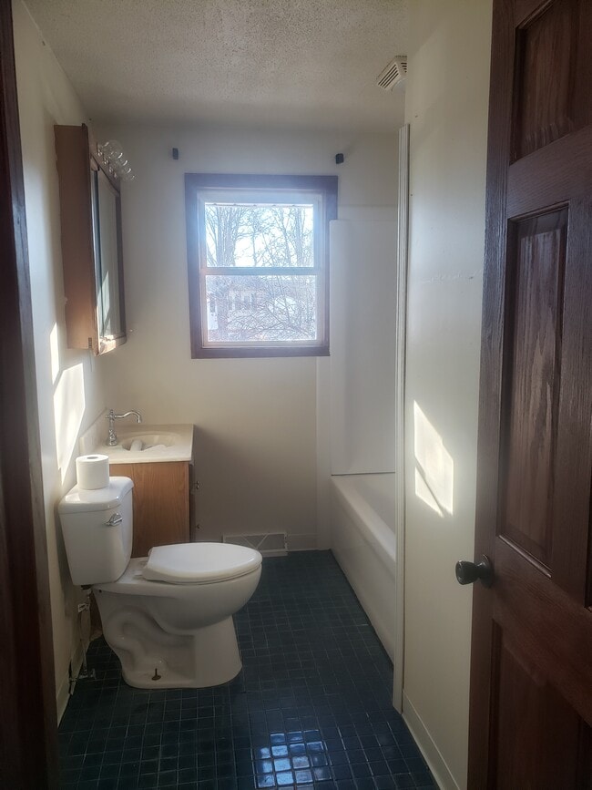 Photo - 817 Iroquois Ave