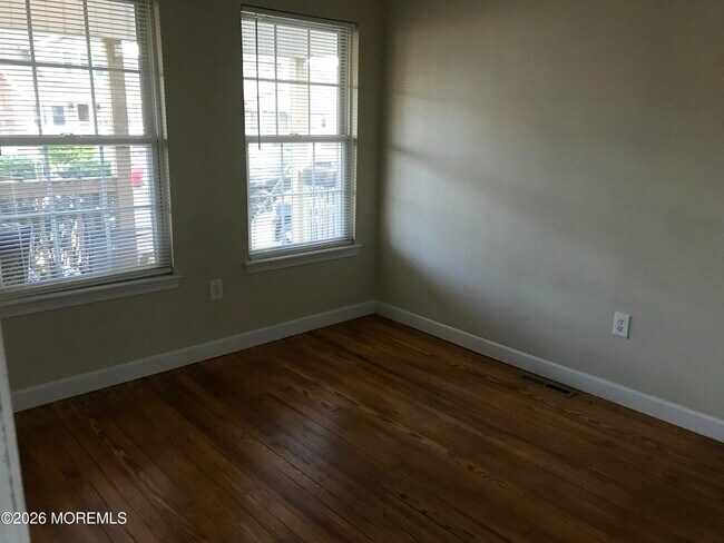 Photo - 112a 18th Ave