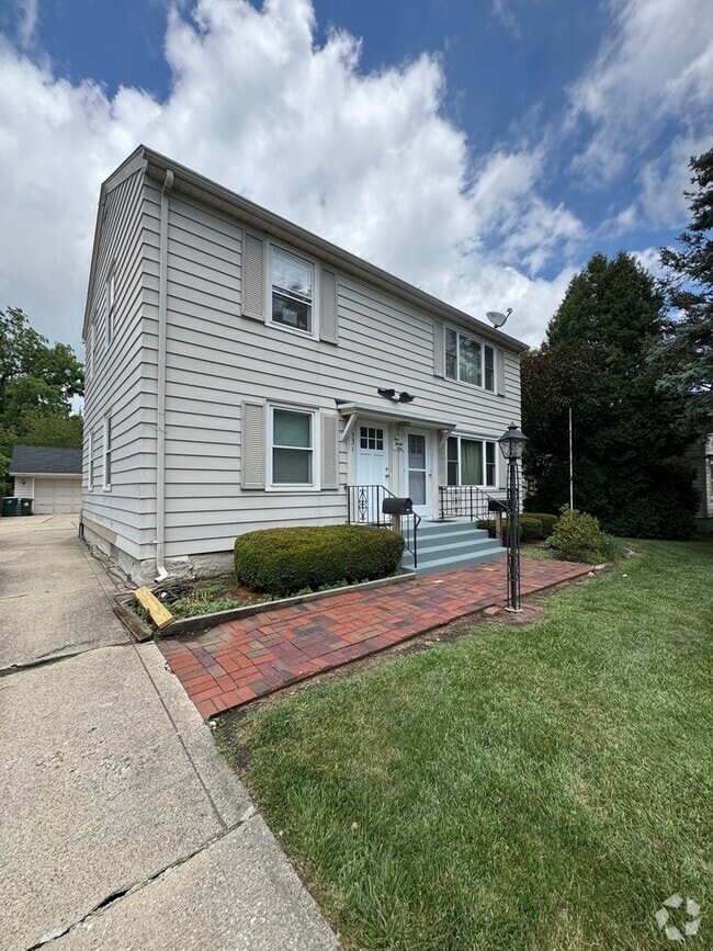Building Photo - 531 W Wilson St Unit UPPER Rental