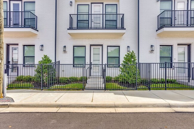 Photo - 123 Thornton St