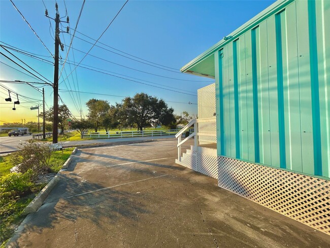 Building Photo - 927 27th St