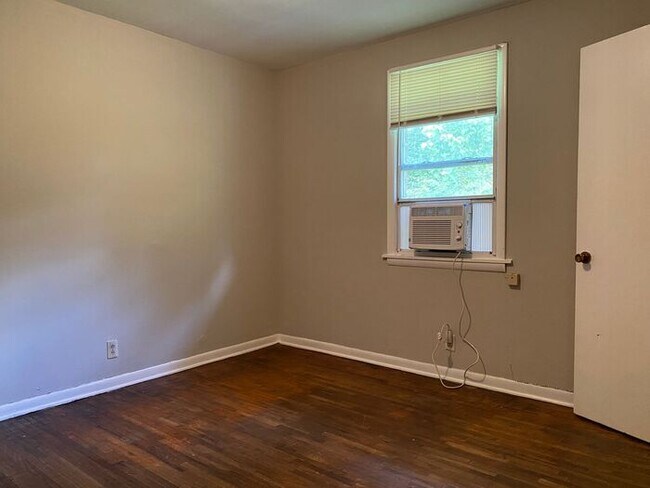 Photo - Cozy 2 Bedroom Duplex Available - Walk Dow...