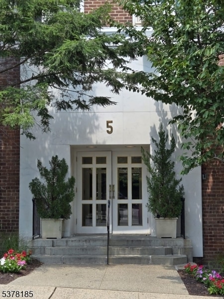 Building Photo - 5 Roosevelt Pl Unit 1F Rental