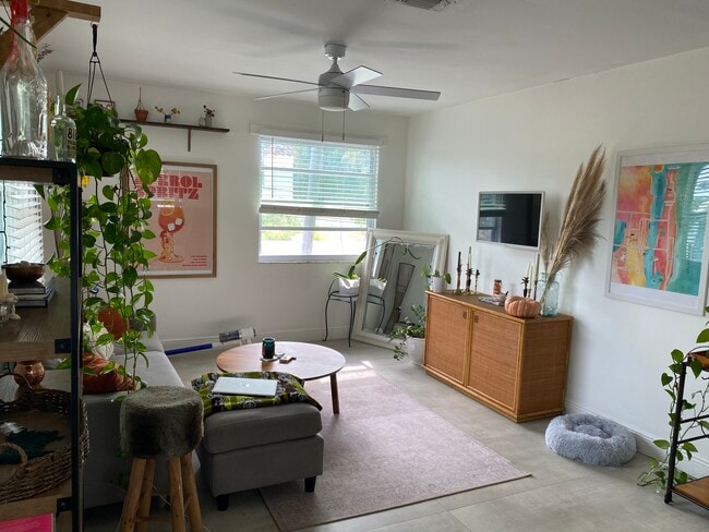 Building Photo - 600 Biscayne Dr Unit Flamingo park Apartment