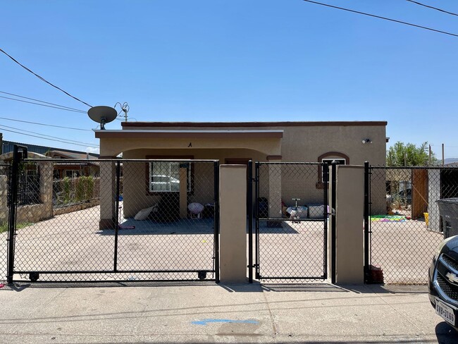 Building Photo - Great location!