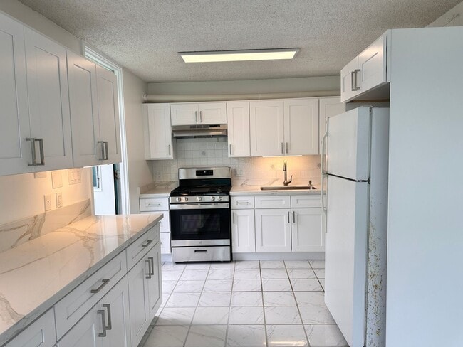 Newly Renovated Townhome - Newly Renovated Townhome