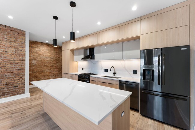 Building Photo - 7726 N Eastlake Ter Unit 1