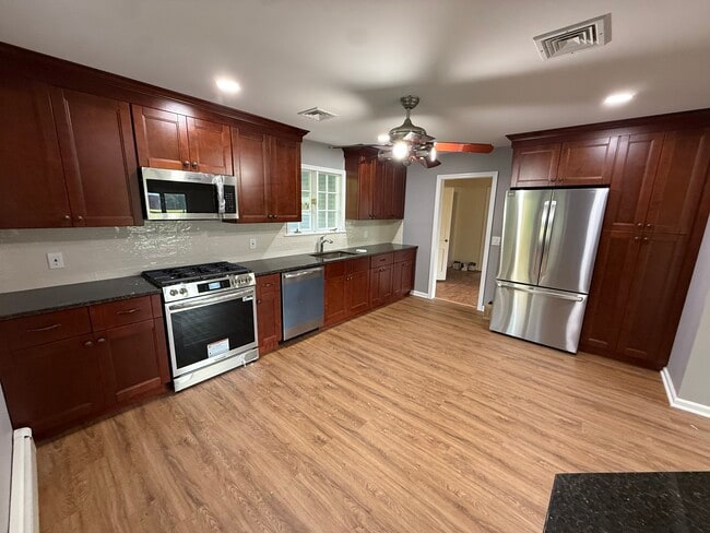 Building Photo - 570 Montgomery Rd Rental