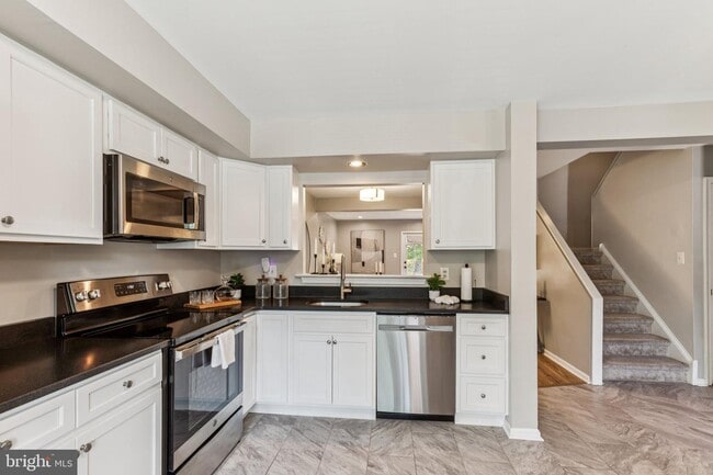 Kitchen - 81 Talbot Ct