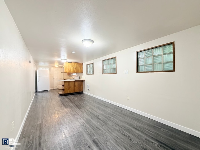 Building Photo - 703 S Ainsworth Ave Unit A