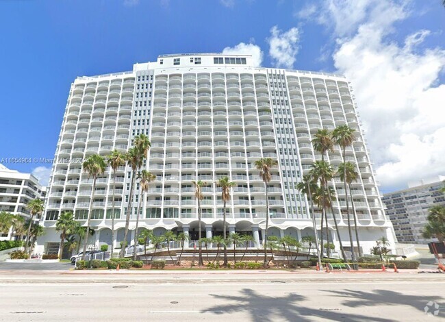 Building Photo - 5401 Collins Ave Unit 214 Rental