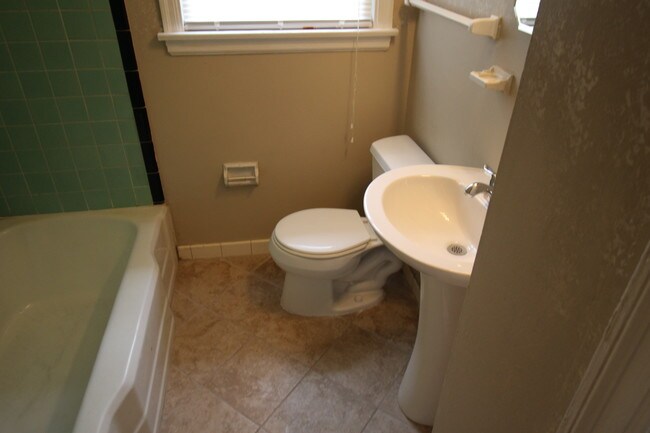 Bathroom - 3551 Post St Unidad 2