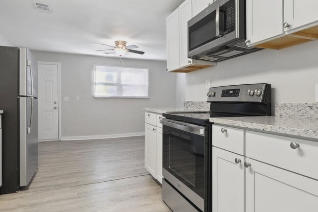 Photo - Large 3BR/2BA Near Downtown House For Rent