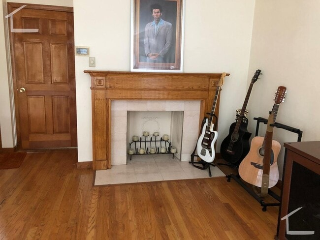 Building Photo - Spacious Family Home Unit