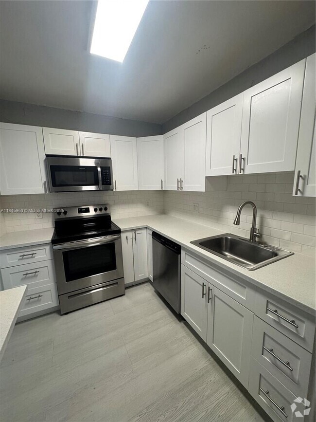 Building Photo - 1475 NE 125th Terrace Unit 208H Rental