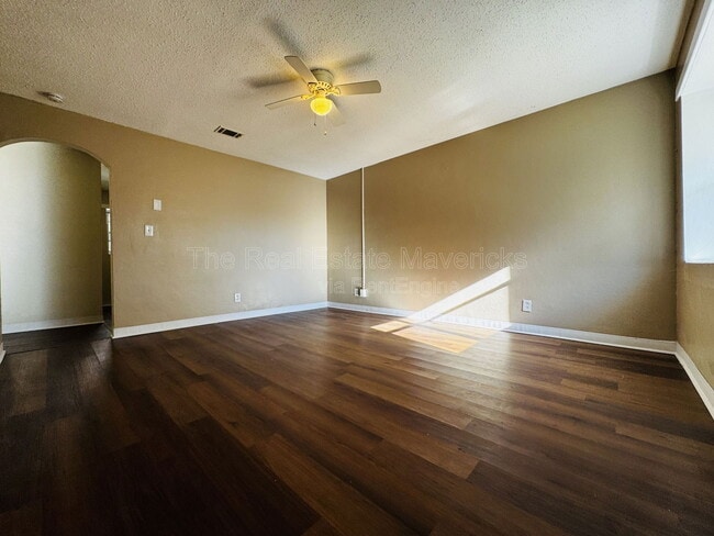 Building Photo - 5601 Belaire Dr