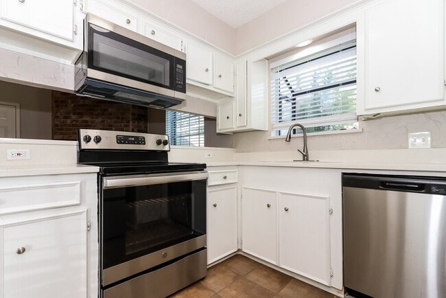 Photo - 2118 Maple Cir