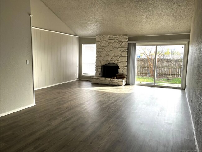 Photo - 8304 E 65th St Unidad 1