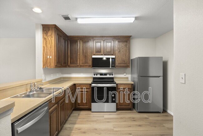 Photo - 2335 N Elm St